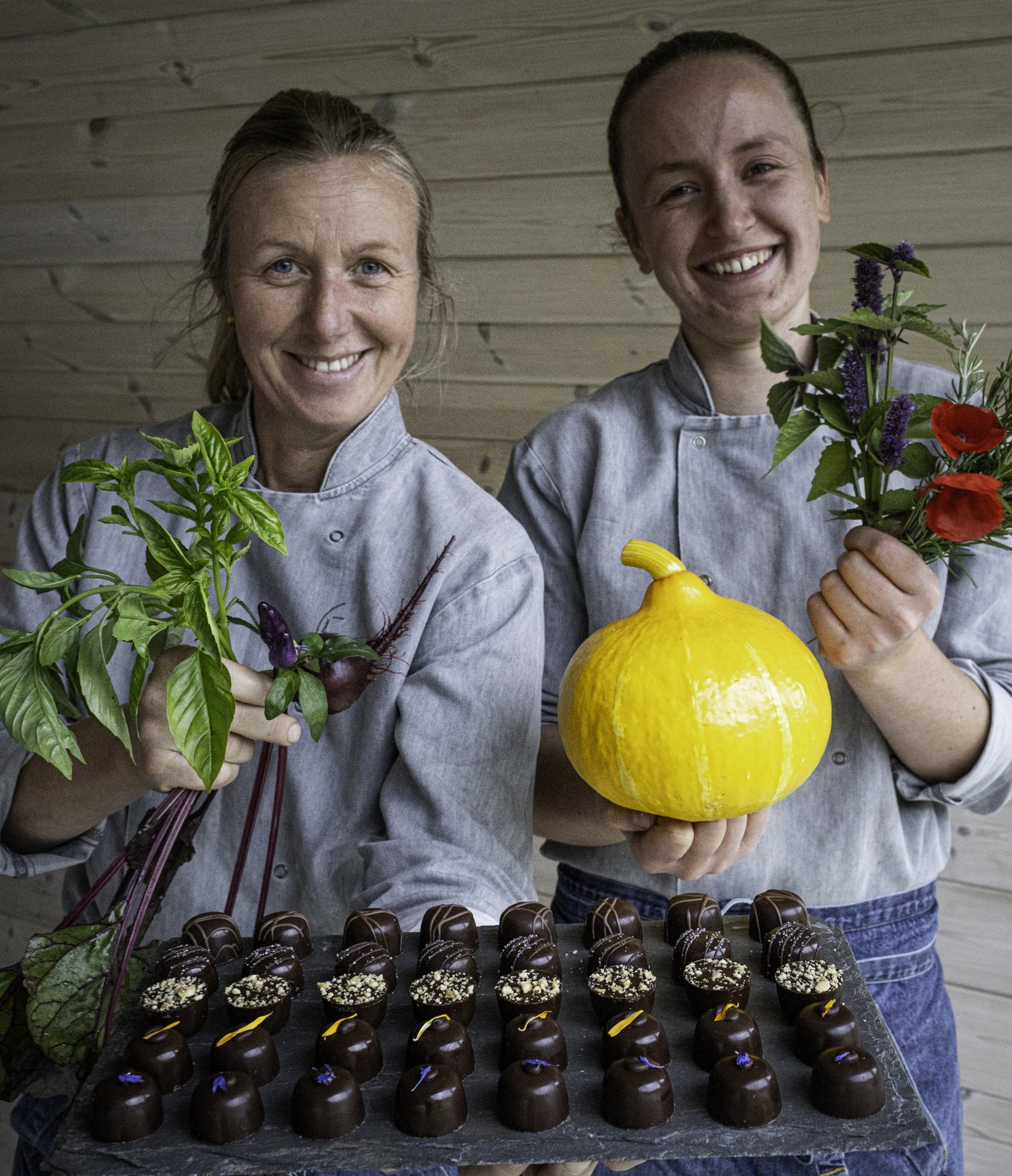Mathilde og Katrine med råvarer og produkter fra Bøtun